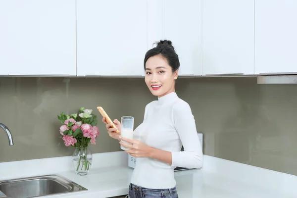 Junge Schöne Asiatische Frau Mit Telefon Und Milch Trinken Während — Stockfoto