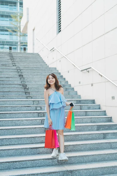 Ασιάτισσα Νεαρή Γυναίκα Χαμόγελο Απολαύσετε Ψώνια Πολύχρωμο Τσάντα Ενώ Κατεβαίνουν — Φωτογραφία Αρχείου