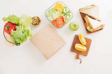 Parlak mutfaktaki masanın üzerindeki kesme tahtasının üzerinde sandviç. - Öğle yemeği. Marullu sandviç istiyorum. Sağlıklı yeme kavramı.