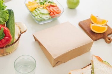 Beyaz masada ev yapımı sandviç kahvaltısı hazırlıyorum.