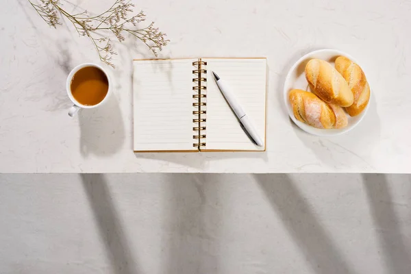 Prendendo Una Tazza Caffè Libro Cornetti Sfondo Bianco Vista Dall — Foto Stock