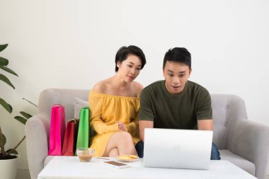 Heyecanlı Asyalı çift internetten iyi bir fiyata bilgisayar alıyor..