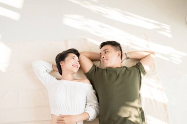 Güzel Asyalı çift yerde yatıyor.