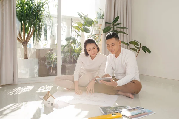 Junges Paar Das Boden Sitzt Zieht Neues Zuhause Ein Und — Stockfoto