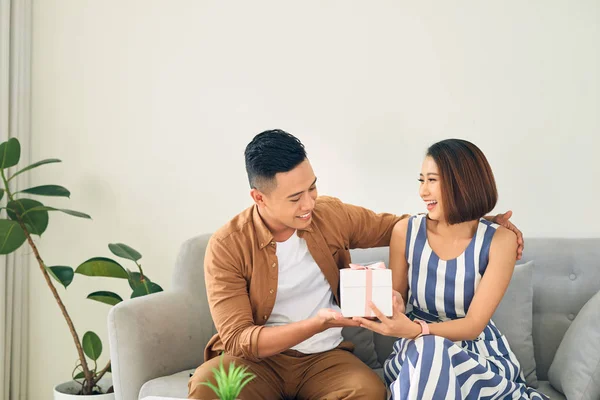 Jovem Mulher Está Feliz Surpreso Com Presente Seu Marido Namorados — Fotografia de Stock