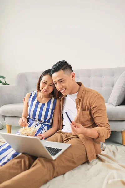 Casal Feliz Passa Tempo Juntos Comunicar Sorrir Amantes Abraçando Assistindo — Fotografia de Stock