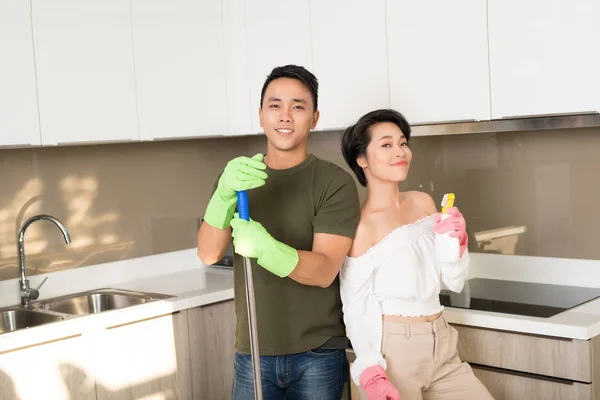 Gelukkig Jong Aziatisch Paar Schoonmaken Keuken Samen — Stockfoto