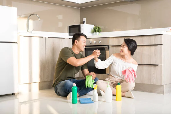 Młoda Szczęśliwa Azjatycka Para Zabawia Się Podczas Sprzątania Domu — Zdjęcie stockowe