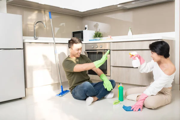 Huisvrouw Haar Echtgenoot Schoonmaak Huis Plezier Samen Huishouden Home Reiniging — Stockfoto