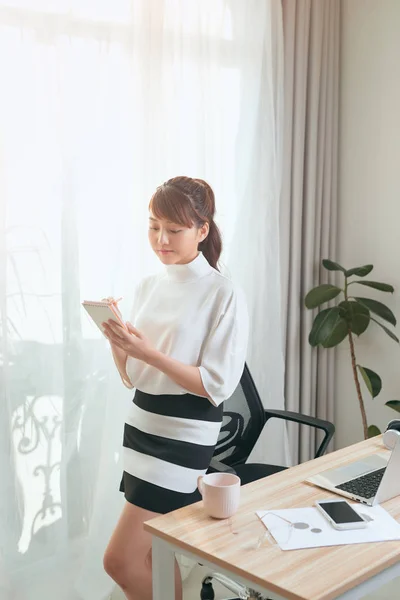 Joven Mujer Asiática Escribiendo Cuaderno Mientras Está Pie Detrás Del — Foto de Stock