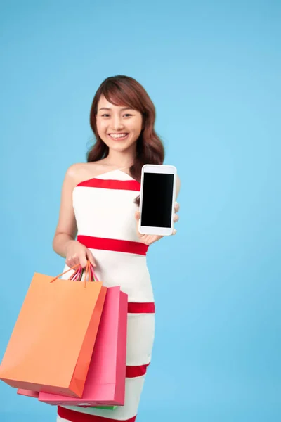 Jovem Elegante Com Sacos Compras Telefone Inteligente Nas Mãos — Fotografia de Stock