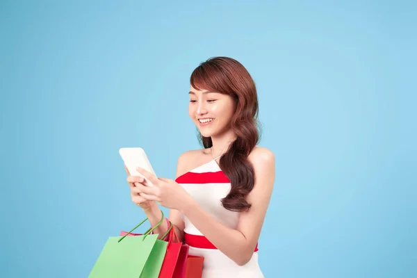 Hermosa Mujer Joven Está Utilizando Teléfono Inteligente Para Compras Línea — Foto de Stock