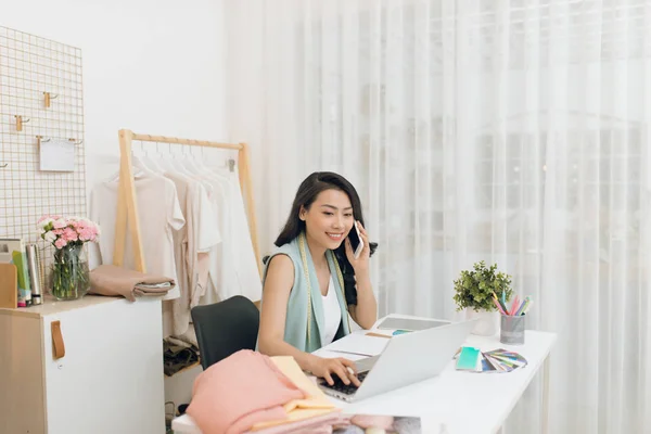 Young Asian Fashion Designer Her Atelier Making Phone Call — Stock Photo, Image