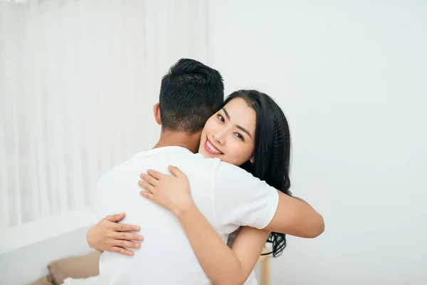 Adorável Casal Abraçando Sua Cama Casa — Fotografia de Stock