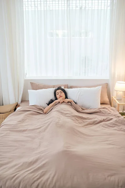 Schöne Junge Frau Schläft Bett — Stockfoto