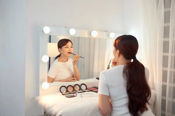 Schönes Asiatisches Mädchen Das Lippenstift Vor Dem Spiegel Aufträgt Make — Stockfoto