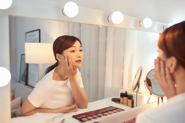 Focalisé Belle Jeune Femme Asiatique Regarder Dans Miroir — Photo
