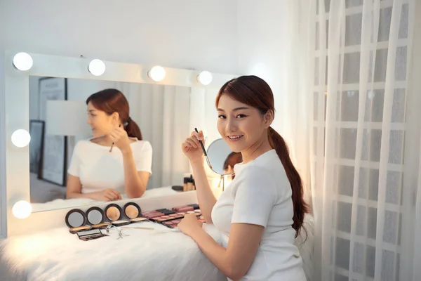 Schöne Asiatische Mädchen Den Spiegel Schauen Und Anwendung Kosmetik Mit — Stockfoto