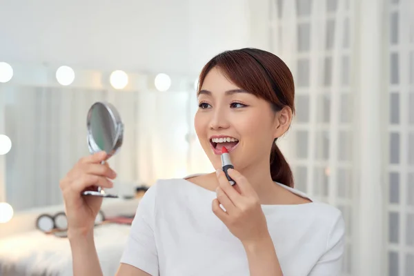 Mooi Jong Aziatisch Meisje Van Toepassing Lippenstift Terwijl Kijken Spiegel — Stockfoto