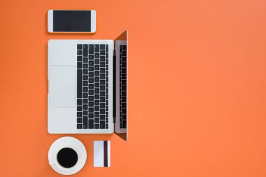 Renk arkaplanındaki kişisel bilgisayar