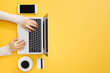 Dizüstü bilgisayarda çalışan İşadamının kapanışı.