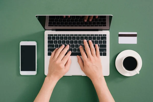 Vlakke Lay Out Van Laptop Koffie Notebook Groene Achtergrond Vrouwelijke — Stockfoto