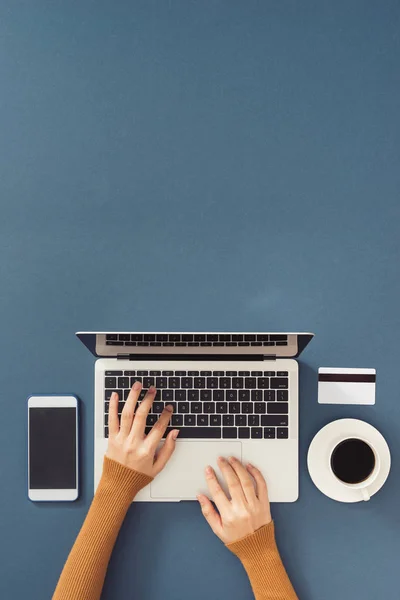 Close Van Zakenman Werken Laptop — Stockfoto