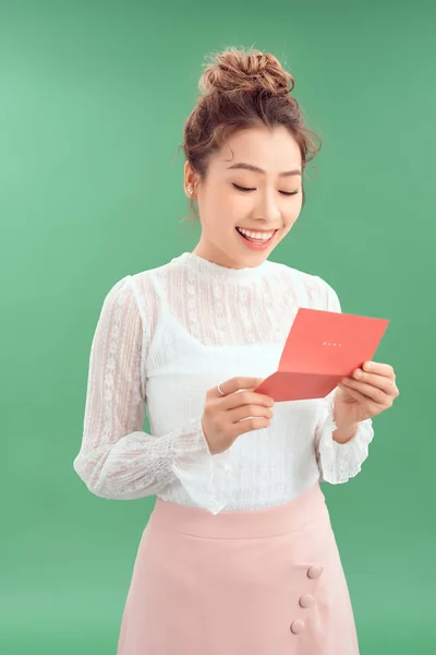 Smiling Young Asian Woman Reading Letter While Standing Green Background — ストック写真