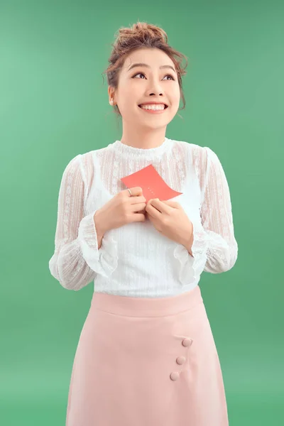Joven Mujer Asiática Sonriente Feliz Leyendo Tarjeta San Valentín Aislado —  Fotos de Stock