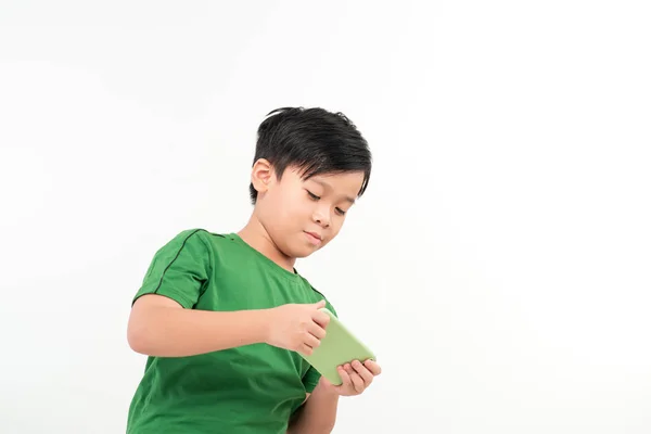 Χαριτωμένο Ασιατικό Αγόρι Παίζει Στο Κινητό Τηλέφωνο — Φωτογραφία Αρχείου