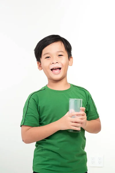 白い背景上に分離されて牛乳のガラスを持つ美しい子供 — ストック写真