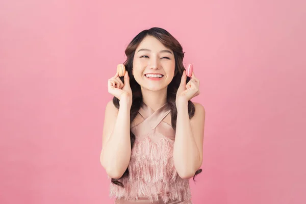 Portrét Šťastné Asijské Ženy Makarony Při Pohledu Kamery — Stock fotografie