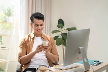 Telefonunu ofisinde kullanarak Asya iş adamı