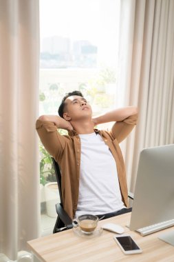 iş adamı ofiste vurguladı