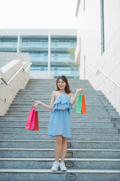 Πορτρέτο Της Νεαρής Ασιάτισσας Που Κατεβαίνει Σκάλες Τσάντα Ψώνια Χρώμα — Φωτογραφία Αρχείου