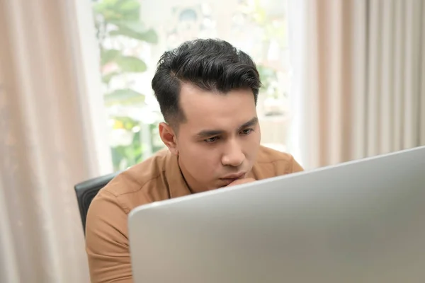 Asyalı Serbest Çalışan Adam Bilgisayarı Üzerinde Düşünüyor Çalışıyor Serbest Yaratıcı — Stok fotoğraf