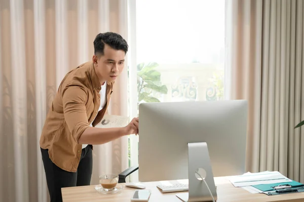 Ritratto Serio Uomo Affari Asiatico Che Pensa Concentra Digitando Spazi — Foto Stock