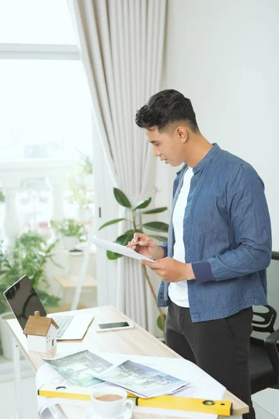 Junger Ingenieur Erfolgreicher Vielbeschäftigter Mann Der Büro Etwas Zeichnet — Stockfoto