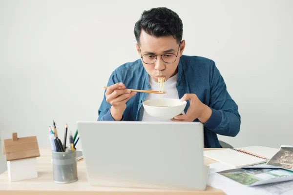 Νεαρός Ασιάτης Αρχιτέκτονας Τρώει Νουντλς Στο Γραφείο Στην Επιφάνεια Εργασίας — Φωτογραφία Αρχείου