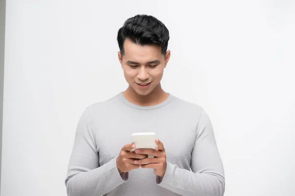 Guapo Asiático Joven Hombre Usando Smartphone —  Fotos de Stock