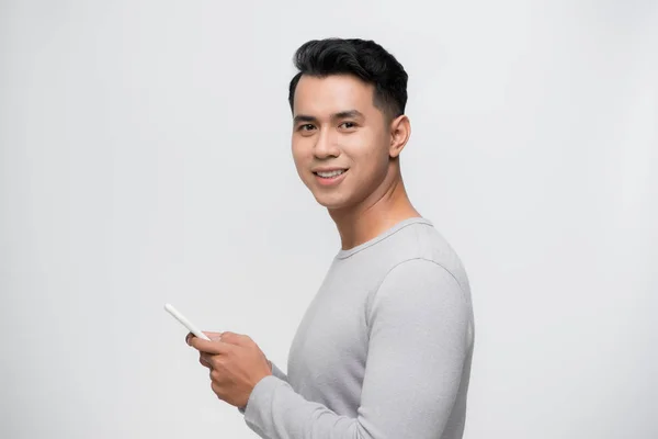 Glückliches Lächeln Gesicht Schöner Asiatischer Mann Nutzt Smartphone — Stockfoto
