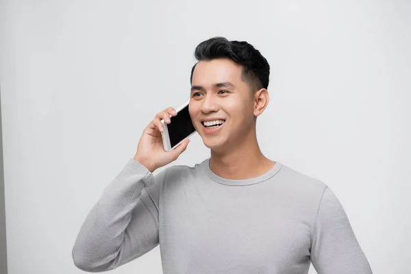 Portret Van Happy Asian Man Aan Het Praten Een Smartphone — Stockfoto