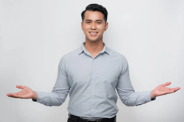 Atraktivní Mladý Asijský Muž Úsměvem Srdečně Vítá Otevřenou Náručí — Stock fotografie