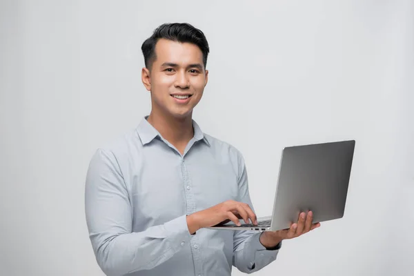 Feliz Sorriso Homem Asiático Usando Laptop Com Sentimento Positivo Branco — Fotografia de Stock