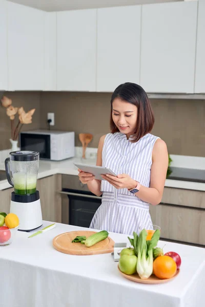 Ázsiai Használ Tabletta Hogy Megtalálják Receptet Hogy Smoothie Gyümölcs Zöldség — Stock Fotó