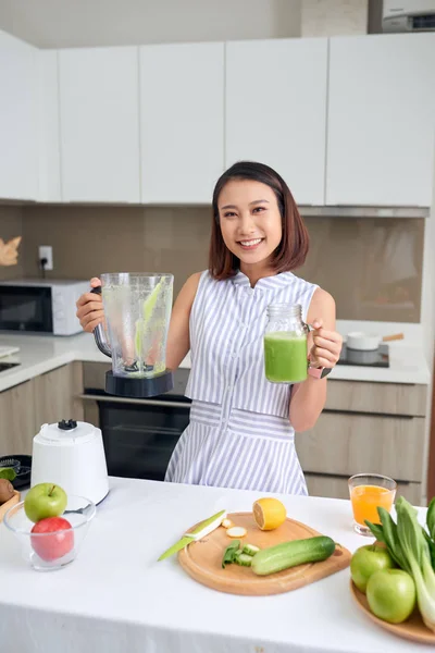 Beautiful Asian Woman Pouring Smoothie Blender Kitchen — ストック写真