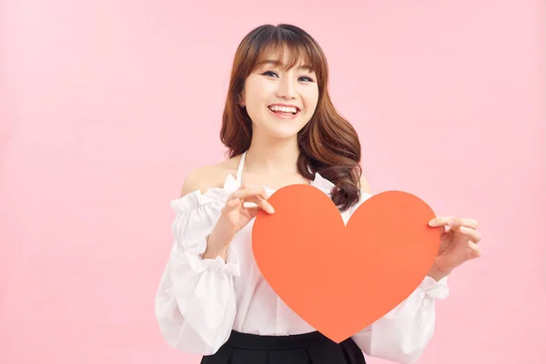 Image Gorgeous Lady Holding Heart Shaped Paper Pink Background — 스톡 사진