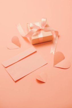 Woman's Day; romantik şablonu; kadar kalp kağıt ile alay; pembe kutu hediye; Şerit ve pembe bir arka plan zarfta yay