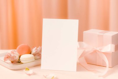 Yıldönümü, anneler günü ya da kadınlar gün tatil kavramı ile pasta ve Hediyelik