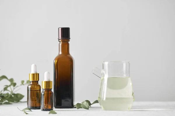 Bottiglie Con Olio Aromatico Medicinali Sfondo Legno Focus Selettivo Orizzontale — Foto Stock